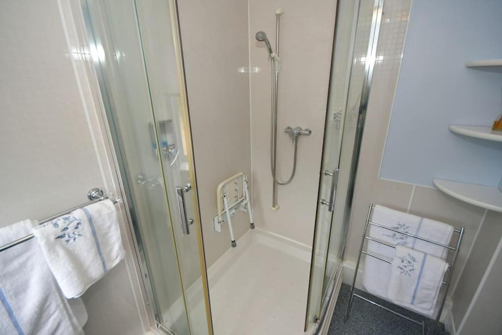 Little Hare Lodge - Spacious 2 Bedroom Attached Bungalow 伍德哈尔温泉水疗 外观 照片