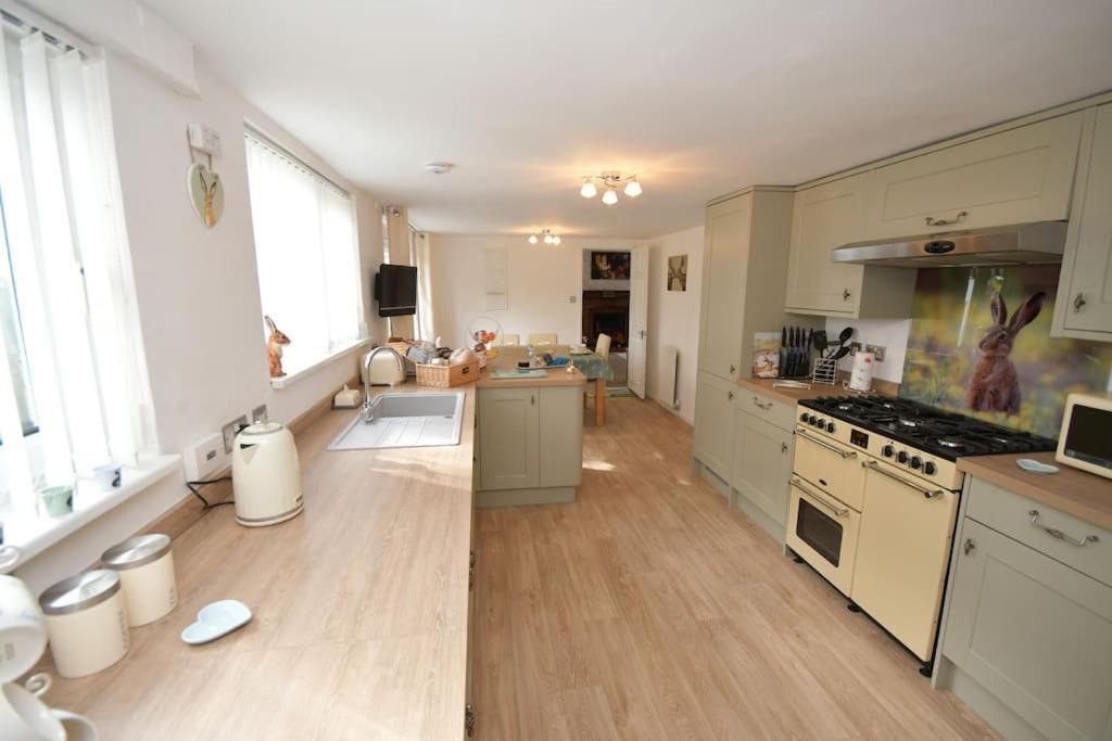 Little Hare Lodge - Spacious 2 Bedroom Attached Bungalow 伍德哈尔温泉水疗 外观 照片